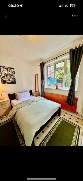 Whitechapel Rooms R2